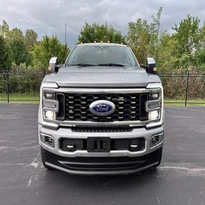 Ford F-450 Limited DRW 4x4 Crew Cab Super Duty 2024, transmission automatique, toit panoramique complet - Product Image 1