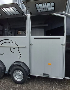 Remolque para caballos Cheval Liberte Maxi 3, 3500 kg de peso total, 30 pies, 3 niveles, remolque para transporte de ganado estándar, en venta. - Product Image 3
