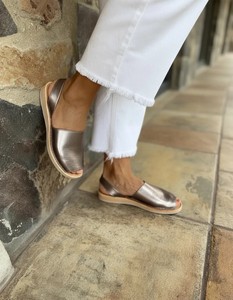 Sandales plates décontractées pour femmes en cuir véritable, à bout ouvert, effet métallisé, respirantes, légères, tendance mode pour l'été - Product Image 1