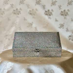 Caja de Joyería Decorativa de Madera con Incrustaciones de Nácar, Diseño Floral Moderno y Lujoso, Hecha a Mano, para Regalos - Product Image 1