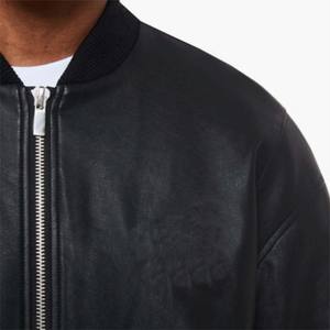 Blouson aviateur en cuir noir Boxy coupe courte avec cuir végétalien de qualité supérieure et construction durable - Product Image 5