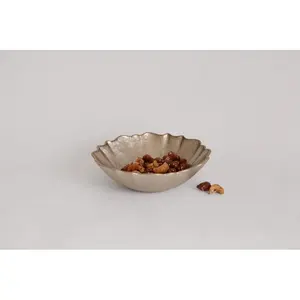 Tazón Profundo de Metal Artístico de Lujo, Tendencia Artesanal Global, Exportaciones Zahid, Plato para Frutas con Detalles de Hojas Brillantes, Seguro y Plateado - Product Image 3