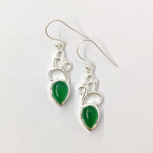 ต่างหูหยดน้ำสีเขียวออนิกซ์ (4.6 กรัม) รูปทรงหยดน้ำพร้อมการฝังแบบ Bezel Setting - Product Image 1