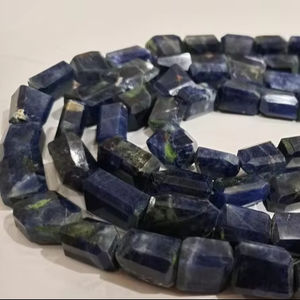 Sodalite naturelle briolette découpée au laser en forme de pépite à facettes 10 à 15mm perles dégringolées vendues par brin 8 pouces de long - Product Image 1