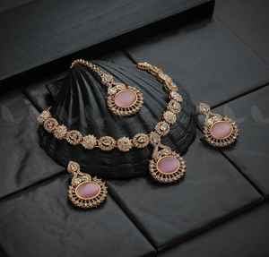 Parure de bijoux de mariage Kundan plaquée or, inspirée, avec émeraudes vertes et saphirs bleus, avec boucles d'oreilles, bijoux de mariage indiens et pakistanais - Product Image 2