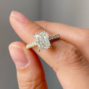 Anillo de compromiso con diamante cultivado en laboratorio de corte radiante de 3.50 quilates, banda pavé de oro de 14K, certificado IGI. - Product Image 5