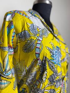 เสื้อเชิ้ตตัวยาวพิมพ์ลายเขตร้อนสีเหลืองสดใสลำลองติดกระดุมลงด้วยลวดลายป่า - Product Image 3