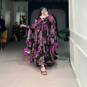 Robe de soirée élégante VASTRA COTTAGE en georgette à imprimé floral avec des détails en dentelle miroir et un dupatta assorti, tenue de fête festive - Product Image 3