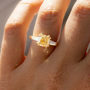 Bague de fiançailles Lunarae en or jaune avec trois pierres de 0,30 ct, pierres latérales en diamant cultivé en laboratoire, certifiée IGI, coupe excellente VS1 - Product Image 2
