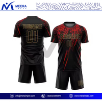 Uniformes de Fútbol al por Mayor 2026, Color Negro y Rojo, Personalizables con Impresión, Tela 100% Poliéster Transpirable, Conjuntos de Camisetas de Fútbol para Hombre