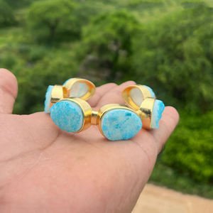 Bracelet ajustable en laiton massif plaqué or 18 carats avec agate bleu ciel cristalline et druzy de sucre, manchette ouverte tendance, vente en gros - Product Image 3