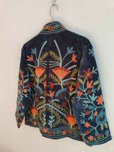 Veste courte en velours brodée Suzani, veste vintage faite à la main, veste florale Suzani, veste en velours pur, style bohème hippie - Product Image 5