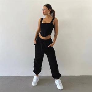 Vente en gros Ensemble de survêtements 3 pièces pour femmes, sweat à capuche et pantalon de jogging et haut court, tenue de sport décontractée et de détente - Product Image 1