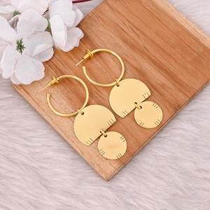 ต่างหูห่วงชุบทองเรียบง่าย สไตล์เรียบหรู ทำจากทองเหลืองแท้ 100% แบบห้อยระย้า สำหรับขายส่ง ผู้ผลิตเครื่องประดับของขวัญ - Product Image 2