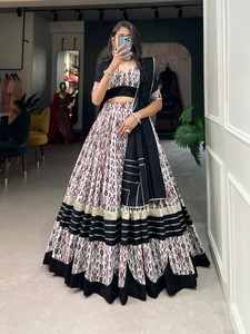 Lehenga de algodón puro de diseñador con borde de encaje liso estampado Lehenga Choli de estilo pakistaní para damas de honor o ropa de boda - Product Image 5