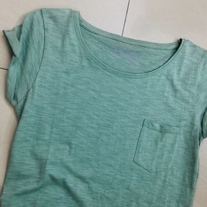 เสื้อยืดลำลองแขนสั้นสำหรับผู้หญิงขนาดใหญ่พิเศษคอกลมสีพื้นระบายอากาศได้ดีผ้าฟอยล์โลโก้ - Product Image 4