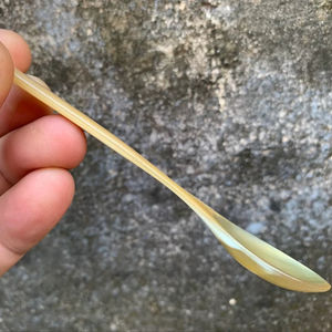 Cuillère en corne de buffle naturelle, fabriquée à la main et polie, parfaite pour servir des épices, des condiments ou pour une utilisation décorative sur la table, de haute qualité - Product Image 1