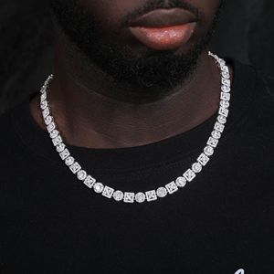 Chaîne à maillons Halo Trèfle Glacé Moissanite - Product Image 1