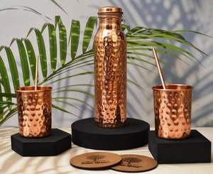 Experimente la elegancia atemporal y los beneficios de bienestar con nuestra botella de agua de cobre puro de diseño martillado - Product Image 4