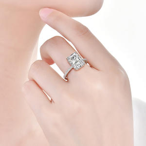 Bague de fiançailles classique de haute qualité en moissanite VVS certifiée IGI, taille émeraude, créée en laboratoire, pour femmes - Product Image 3