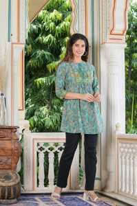 Kurti court en rayonne à imprimé géométrique noir pour femmes, avec col rond et manches 3/4, conçu pour un port quotidien doux et confortable - Product Image 4