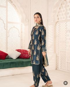 Nouvelle tenue Anarkali de Ssumaira en soie pure brute, travaillée à la main et imprimée, avec un magnifique shalwar en farshi et un dupatta en organza. - Product Image 4