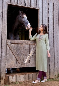 Kurtis pour femmes en rayonne lourde avec broderie et travail manuel, vente en gros - Product Image 4