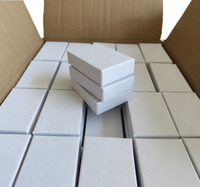 Vente en gros AOPA Z # 21 Boîtes Rigides Blanches Remplis de Coton avec Logo Embossé Fait Main Petites Boîtes en Carton pour Bijoux Cadeaux pour Boucles d'Oreilles