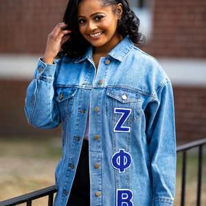 Veste en jean Zeta Boyfriend avec coupe surdimensionnée et grandes lettres grecques pour vêtements d'extérieur de sororité à la mode - Product Image 3