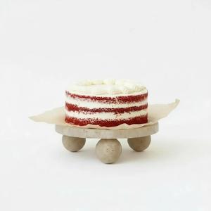 Support à gâteau rond en pierre de travertin moderne avec un décor élégant et des présentoirs de service avec une fabrication artisanale naturelle et durable - Product Image 2