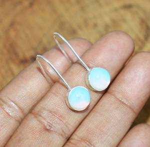 Boucles d'oreilles en fil d'argent sterling 925 avec opale laiteuse, bijoux en pierres précieuses de forme ronde faits à la main, cadeaux élégants pour femmes - Product Image 5