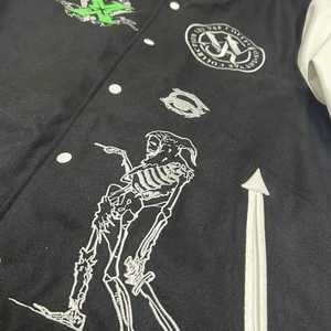 Veste universitaire pour homme avec lettres brodées, col montant, motif uni, fermeture à bouton unique, 100% laine, streetwear d'hiver, devant - Product Image 3
