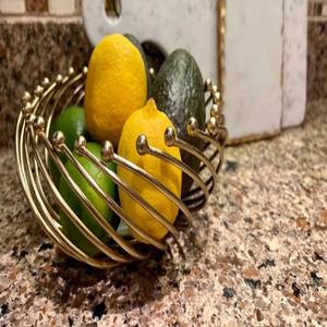 ชามใส่ผลไม้ดีไซน์ลายใบไม้ทองเหลืองทันสมัยเหมาะสำหรับวางกลางโต๊ะอาหารและตกแต่งบ้านร่วมสมัย - Product Image 4