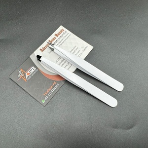 Pinzas de cejas blancas y negras con logotipo personalizado, pinzas de cejas con puntas puntiagudas inclinadas de acero sostenible con tijera de resorte - Product Image 4