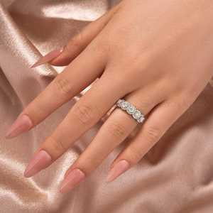 Anillo de Media Eternidad de Tres Piedras de Circonita y Oro de 14k de Alta Calidad, Certificado por GIA, Joyería Fina de Compromiso Más Vendida, Creada en Laboratorio - Product Image 4