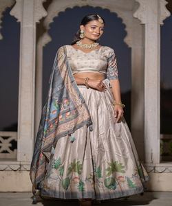 MANIPURI TRADITIONNEL EN SOIE IMPRIMÉ NUMÉRIQUE LEHENGA CHOLI AVEC DUPATTA PARTY WEAR PRIX DE GROS VÊTEMENT ETHNIQUE GRIS DE HAUTE QUALITÉ - Product Image 1