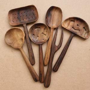 Cuillère en bois de style traditionnel, conçue pour la cuisine authentique, le mélange et le service dans les cuisines familiales culturelles - Product Image 4