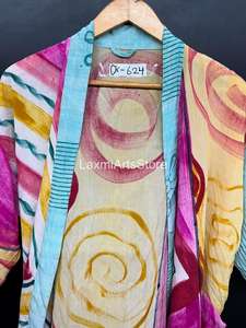 Robe kimono en soie crêpe de luxe pour femmes |   Imprimé floral fait main, col en V, taille élastique, manches courtes |   Printemps-Été Front - Product Image 2