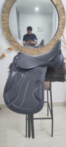 Silla de montar profesional de cuero para equitación inglesa con armazón de madera y doble banda de vientre para entrenamiento de equitación de resistencia - Product Image 1