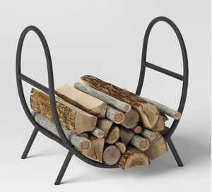 Estante de troncos de hierro recubierto de polvo con base rectangular y diseño tradicional hecho a mano para mantener la leña seca y ordenada - Product Image 3