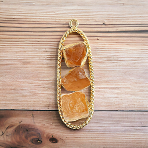 Venta al por mayor de suministros de joyería DIY, colgante de piedras preciosas de citrino natural, diseño retorcido con simbolismo religioso cristiano - Product Image 1