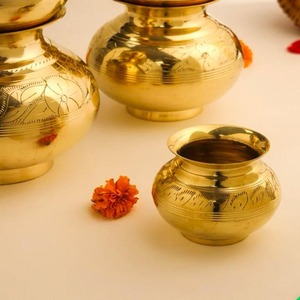 แจกัน Pooja Lota ทำจากทองเหลืองของเก่าสำหรับพิธีทางศาสนาฮินดูแกะสลักสไตล์ดั้งเดิม - Product Image 2