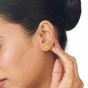 Boucles d'oreilles créoles Anaya Gleam Gold pour femme en acier inoxydable et cuivre avec perle, diamant et moissanite – Bijoux classiques religieux pour fêtes - Product Image 2