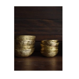 Bol de service en laiton antique fabriqué à la main pour soutenir les artisans traditionnels tout en ajoutant de la beauté à votre décor de cuisine ou de salle à manger - Product Image 6