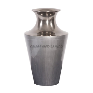 Ensemble de vases en métal tendance de couleur or élégante avec forme géométrique élégante et design moderne idéal pour les expositions florales - Product Image 4