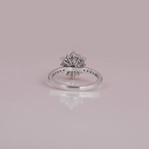 Bague de fiançailles en or massif 14KT certifiée IGI diamant de laboratoire taillé en forme de fleur avec anneaux fins à réglage de halo à la mode - Product Image 4