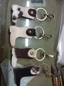 พวงกุญแจขนเฟอร์เทียมแบบกำหนดเองขายส่ง ชุดตัวอักษร 'A-Z' สไตล์สปอร์ต ใช้ได้ทุกฤดู สำหรับกระเป๋า รถยนต์ และเครื่องประดับเสื้อผ้า - Product Image 6