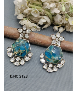 Pendientes de aspecto indio tradicional con diseño intrincado y talla detallada para bodas y celebraciones de la India - Product Image 2