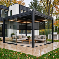 Pergola extérieure en aluminium à lames orientables avec portes coulissantes en verre, écrans occultants et éclairage LED intégré pour jardin, patio et salon de jardin