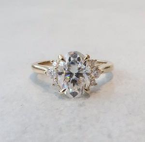 Bague de fiançailles en diamant ovale cultivé en laboratoire IGI pour femme, 2,20 CTW, avec placage en rhodium, pour mariage et soirée - Product Image 1